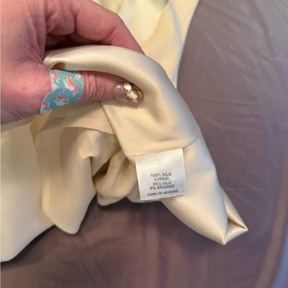 St John 100% Silk Cream/White Sleeveless blouse Size Medium Round neck MSRP $495 - Picture 4 of 8